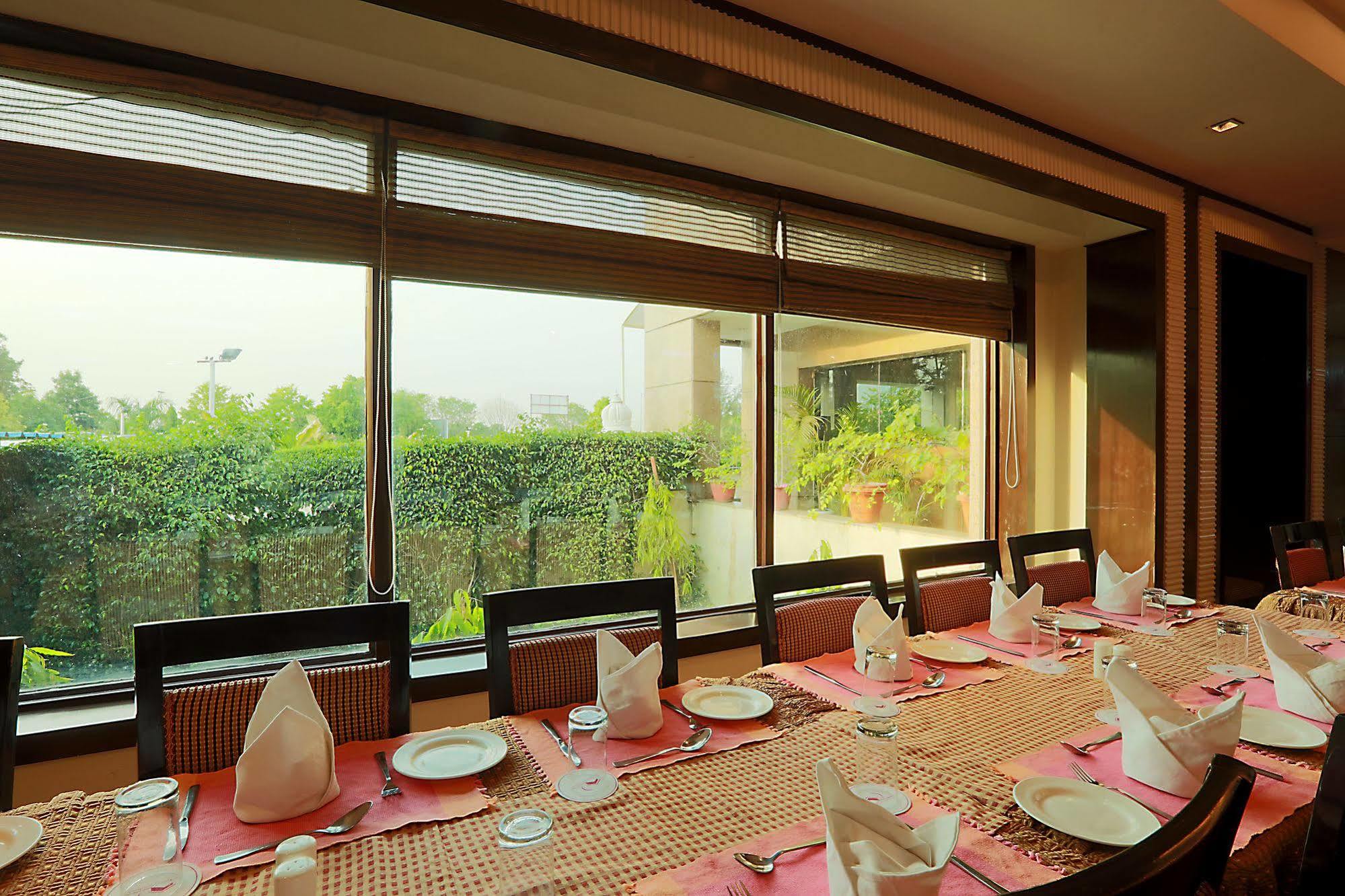 แอร์พอร์ต เรซิเด้นซี่ Hotel นิวเดลี ภายนอก รูปภาพ